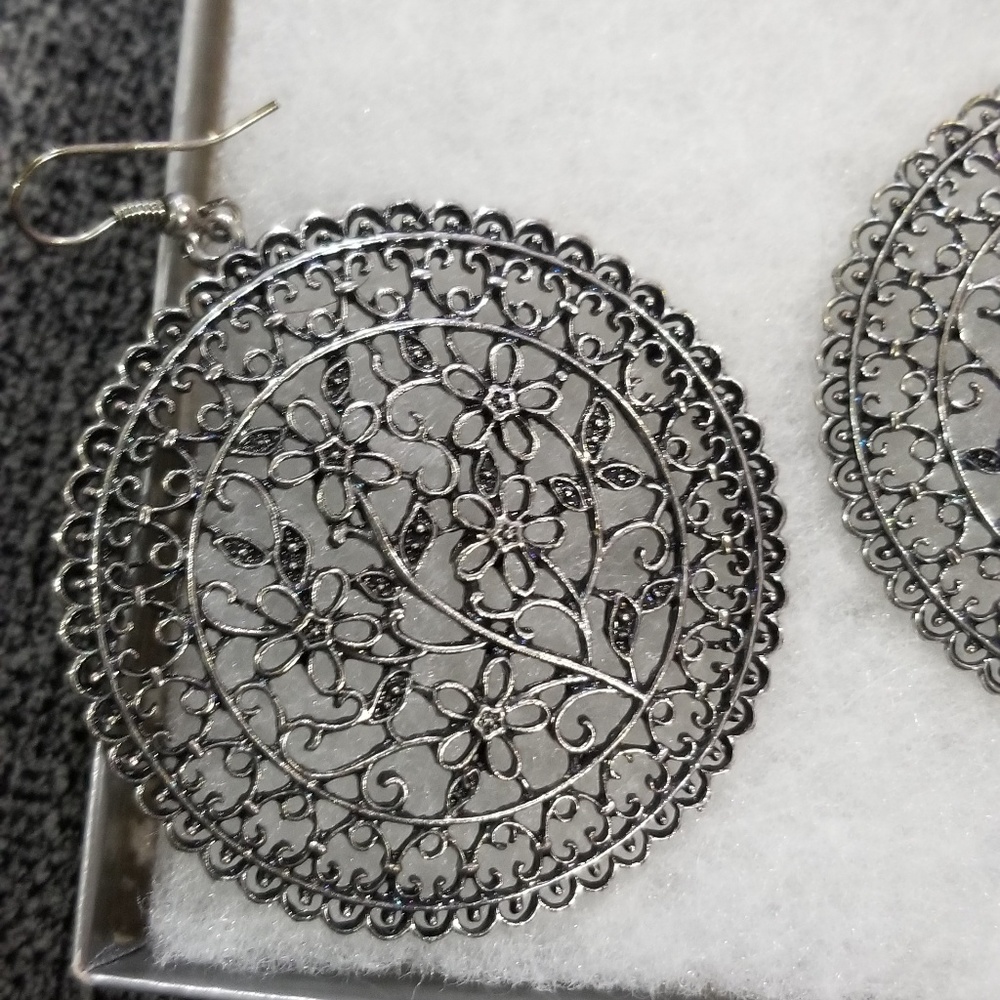 Silver earrings - Picture 2 of 3